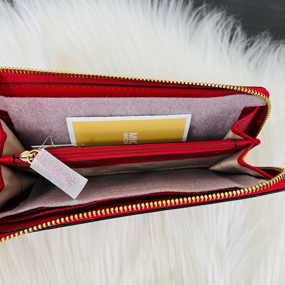 Michael Kors Jet Set Travel Large Three Quarter Zip Wallet - Picture 7 of 14